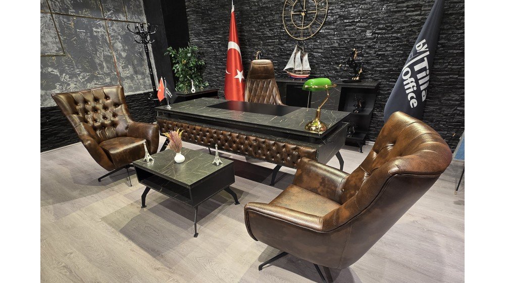 Kapi Chester yönetici masa takımı, kapitoneli ön paneli, mermer desenli tablası ve metal ayakları ile modern ofis ortamında Tilia dönerli Chester bekleme grubu ile sergileniyor.